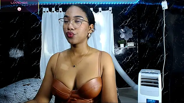 Snapshot of Hillary_queen chatting on September 21, 1:32 pm Hillary queen online show from September 21, 1:32 pm