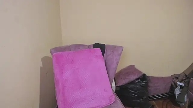 lauraguzman online show from June 25, 3:28 am