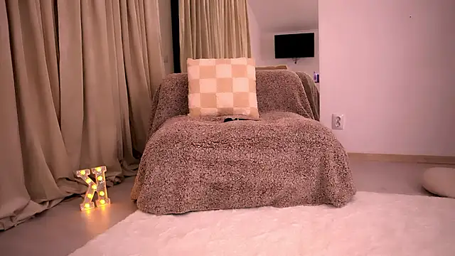 KylieJoyce online show from March 4, 9:10 pm