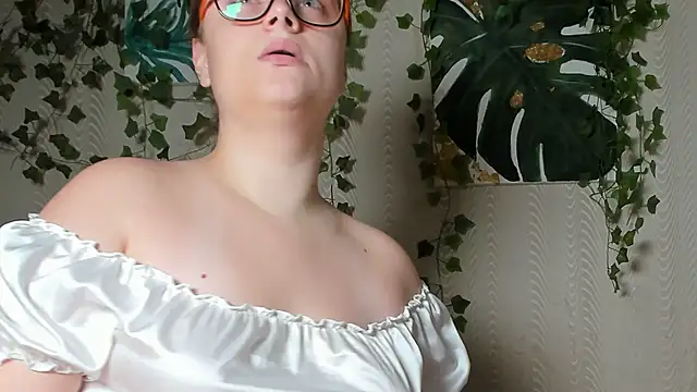 Snapshot of Seductive_She_Wolf chatting on September 14, 5:33 pm Seductive She Wolf online show from September 14, 5:33 pm
