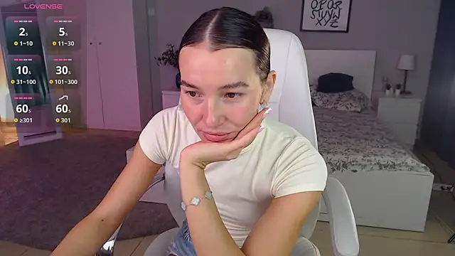 Snapshot of Bellla_Haddid chatting on October 10, 1:43 am Bellla Haddid online show from October 10, 1:43 am