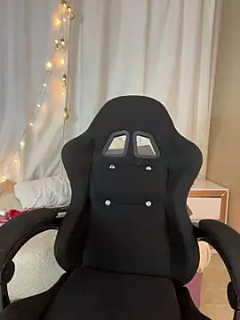 littlemelodi18 online show from February 21, 12:33 am