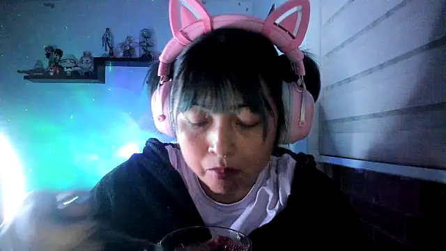 Shaddycute  online show from June 6, 1:45 am