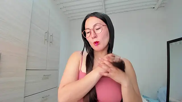 Elle Lee  online show from November 4, 3:28 pm