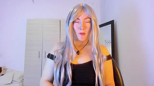 Elle Lee  online show from February 1, 3:00 pm