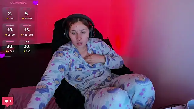 bonnie moon  online show from March 29, 6:29 pm