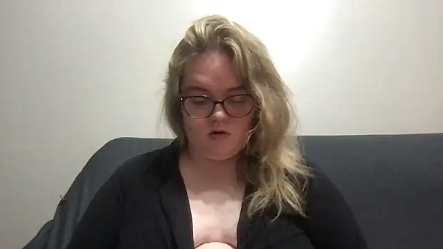 honeyyy24 online show from April 8, 9:50 pm