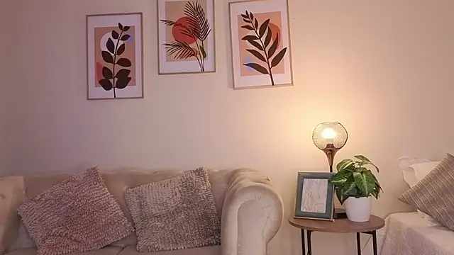 DahianaWalcott online show from February 3, 4:34 pm