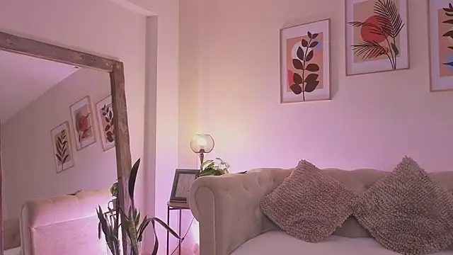 DahianaWalcott online show from April 8, 6:43 pm