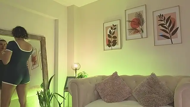 DahianaWalcott online show from April 13, 7:25 pm