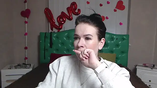 JasmineKouch online show from February 11, 6:15 am