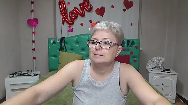 Snapshot of EmiliaGree chatting on October 19, 11:34 am EmiliaGree online show from October 19, 11:34 am