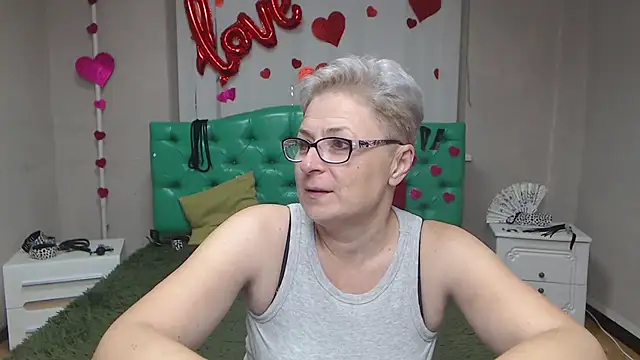 Snapshot of EmiliaGree chatting on October 14, 5:15 pm EmiliaGree online show from October 14, 5:15 pm