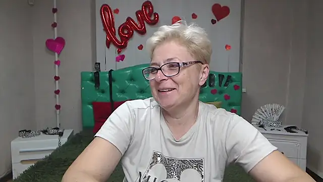 Snapshot of EmiliaGree chatting on September 14, 5:11 pm EmiliaGree online show from September 14, 5:11 pm
