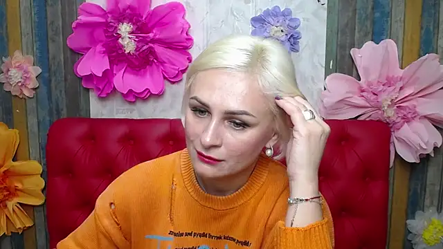 Snapshot of OliviaHorst chatting on October 4, 5:24 am OliviaHorst online show from October 4, 5:24 am