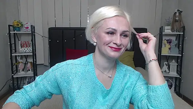 Snapshot of OliviaHorst chatting on October 16, 5:32 am OliviaHorst online show from October 16, 5:32 am