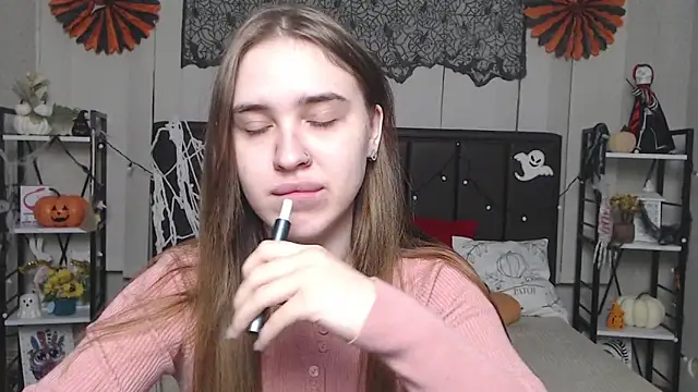 LauraHlot online show from November 14, 6:30 pm