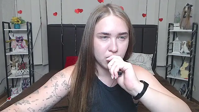 LauraHlot online show from July 9, 5:15 pm