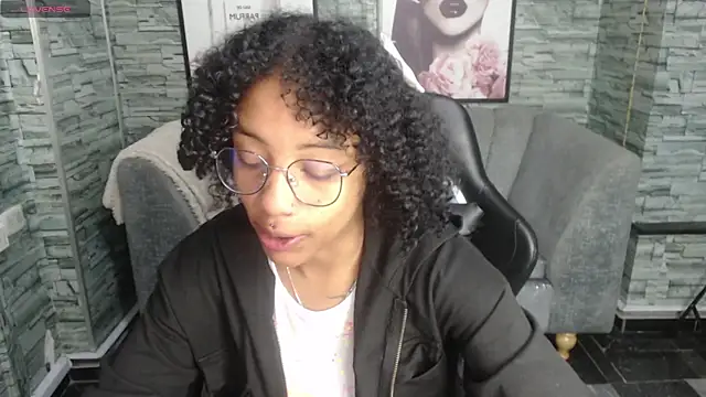 Snapshot of Violeth_b chatting on September 22, 12:47 pm Violeth b online show from September 22, 12:47 pm