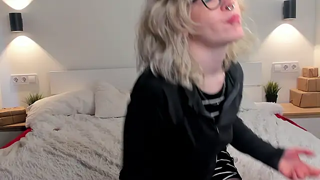 EdythElswick online show from March 30, 7:30 am