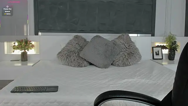 SaraGomez1 online show from April 8, 1:57 pm