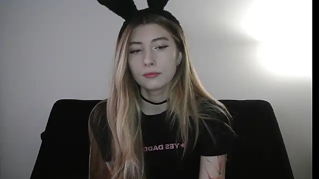 ErikaShyy online show from December 18, 11:15 am