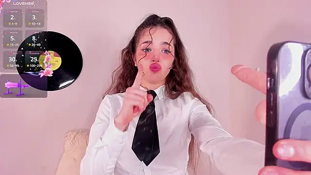 LosAlicee online show from October 17, 5:05 pm