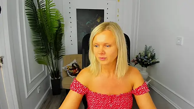 Snapshot of AgathaKlouin chatting on October 14, 7:16 pm AgathaKlouin online show from October 14, 7:16 pm