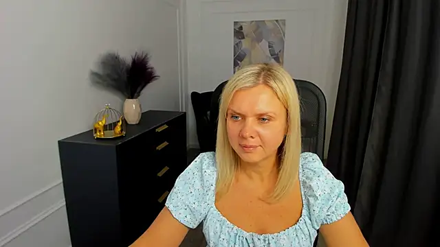 AgathaKlouin online show from February 26, 7:46 pm