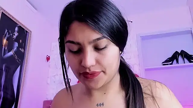 Snapshot of SarahStones chatting on September 20, 10:13 am SarahStones online show from September 20, 10:13 am