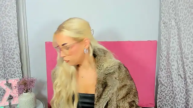 Snapshot of KristyHoney chatting on October 9, 2:21 pm KristyHoney online show from October 9, 2:21 pm