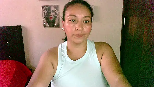 Snapshot of zaray_bella chatting on October 7, 9:52 pm zaray bella online show from October 7, 9:52 pm