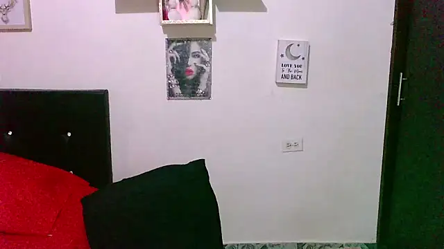Snapshot of zaray_bella chatting on October 2, 12:04 am zaray bella online show from October 2, 12:04 am
