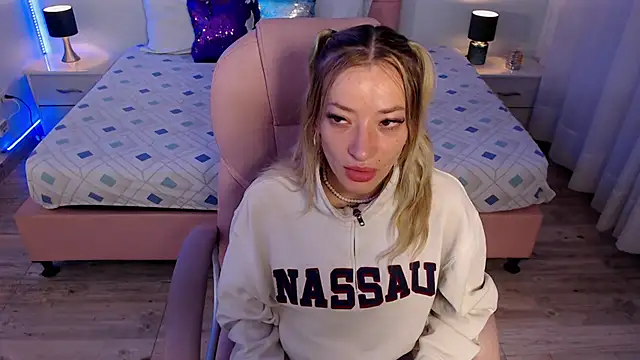 zoe jones13 online show from February 20, 4:00 am