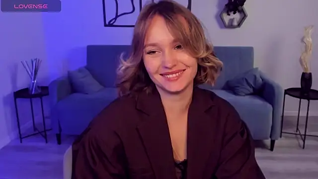 Snapshot of BritnieCute chatting on October 8, 5:45 am BritnieCute online show from October 8, 5:45 am