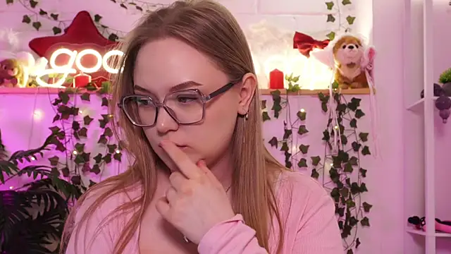 MonicaAsis online show from April 15, 7:58 pm