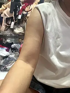 Snapshot of Cesywet chatting on September 17, 6:44 am Cesywet online show from September 17, 6:44 am