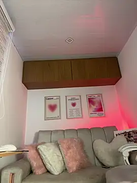 maddy bronw  online show from March 13, 10:33 pm