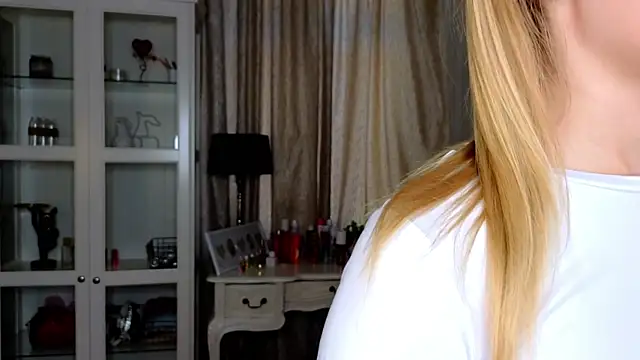 Snapshot of AnneFoxy chatting on October 1, 12:21 pm AnneFoxy online show from October 1, 12:21 pm