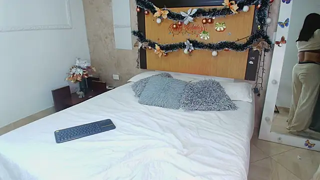 mialopez52 online show from December 13, 10:59 pm