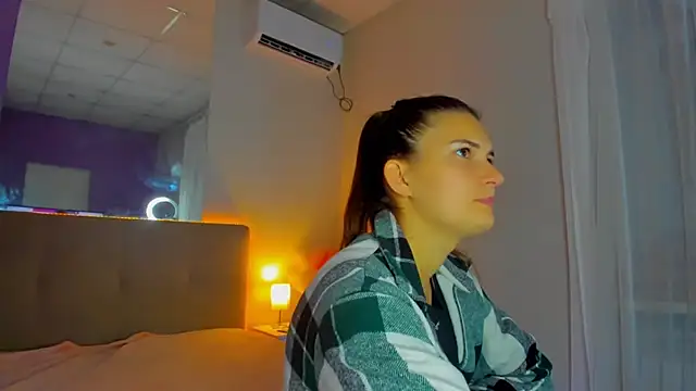 Snapshot of Laura_Leee chatting on September 19, 5:28 am Laura Leee online show from September 19, 5:28 am
