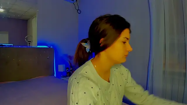 Laura Leee online show from November 18, 6:25 am