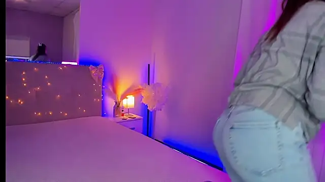 Laura Leee online show from April 4, 4:44 am