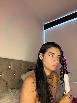 Laura fernandezII online show from December 5, 9:05 pm