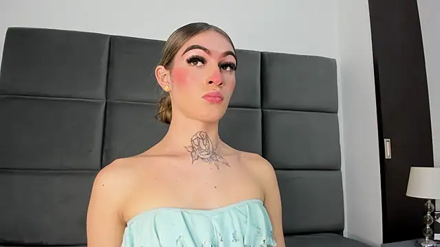Snapshot of Lizz_Luna chatting on October 3, 2:44 pm Lizz Luna online show from October 3, 2:44 pm