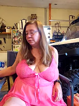 Snapshot of MsShelby40 chatting on September 12, 10:50 pm MsShelby40 online show from September 12, 10:50 pm
