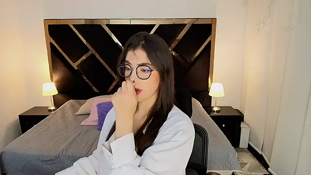 Amelie saenz online show from September 13, 7:33 pm