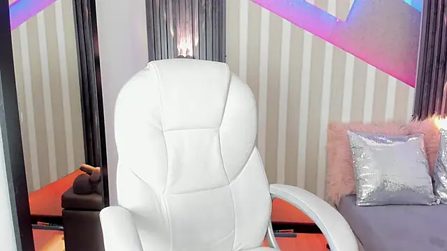 Snapshot of emily_layton chatting on September 9, 2:39 pm emily layton online show from September 9, 2:39 pm