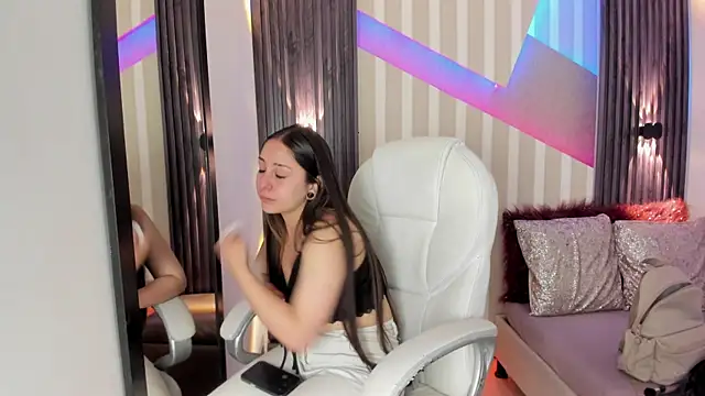Snapshot of emily_layton chatting on September 18, 2:48 pm emily layton online show from September 18, 2:48 pm