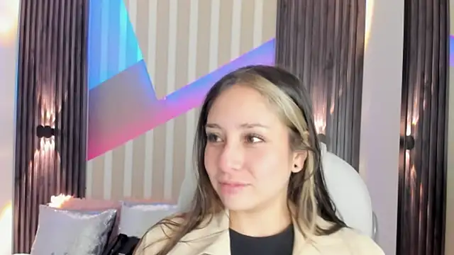 Snapshot of emily_layton chatting on October 13, 2:31 pm emily layton online show from October 13, 2:31 pm